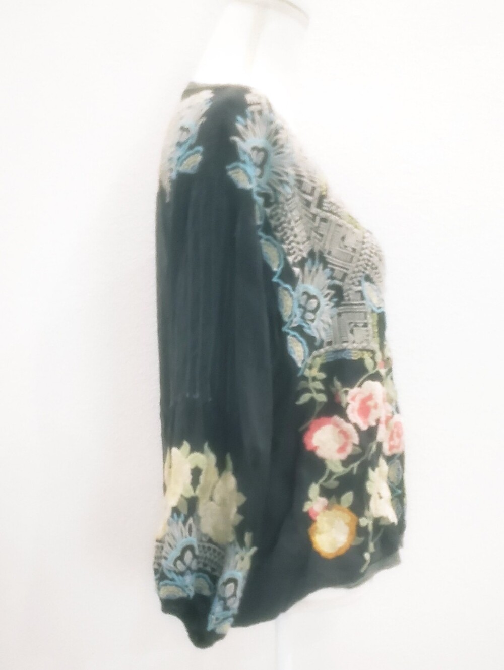 Johnny Was Gray Floral Embroidered Boho Blouse Size Medium - Picture 4 of 7